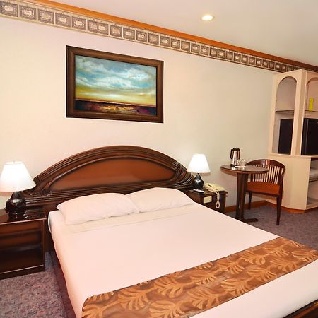 Holiday Plaza Hotel Cebu Stadt Exterior foto