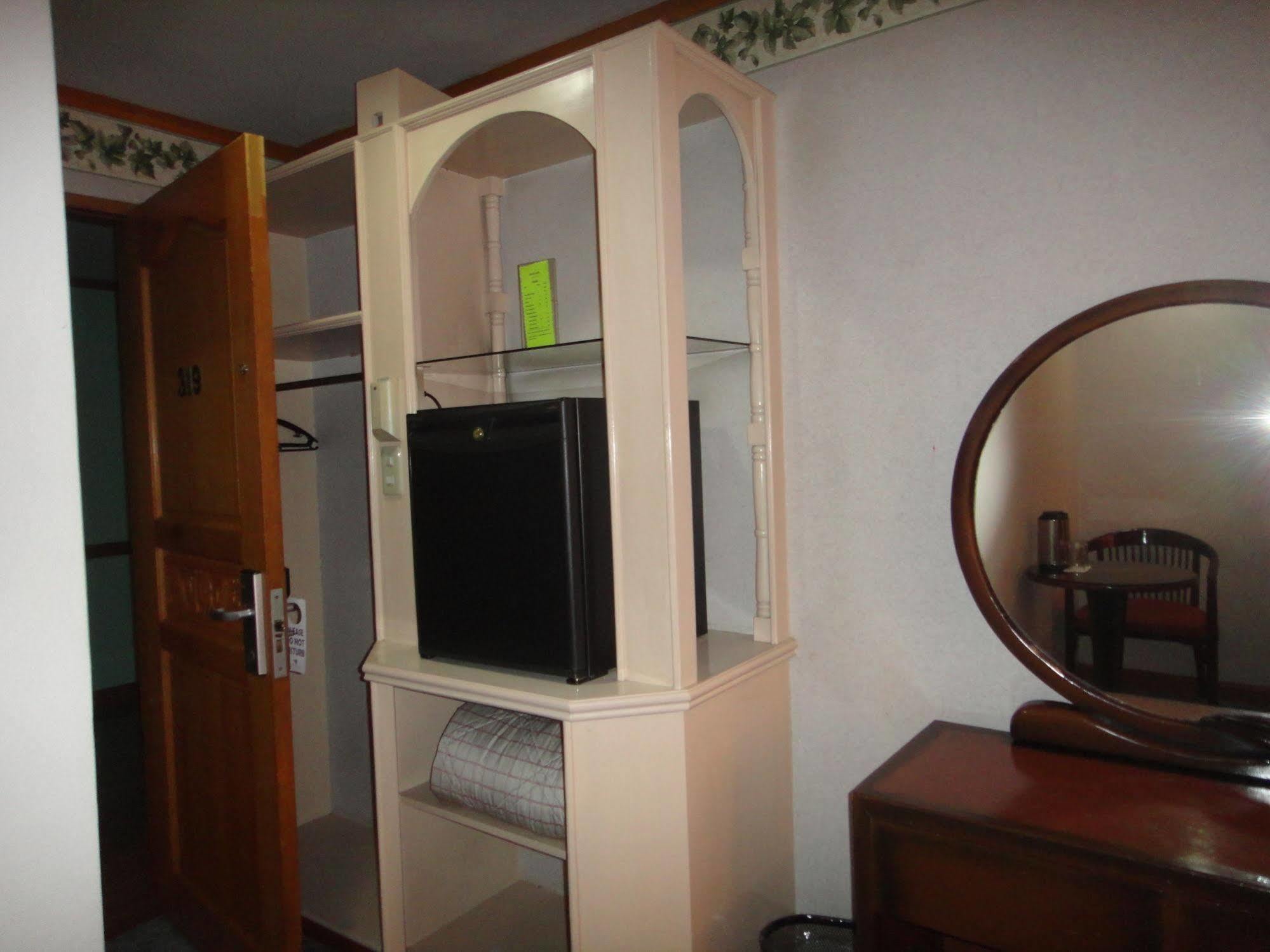 Holiday Plaza Hotel Cebu Stadt Exterior foto