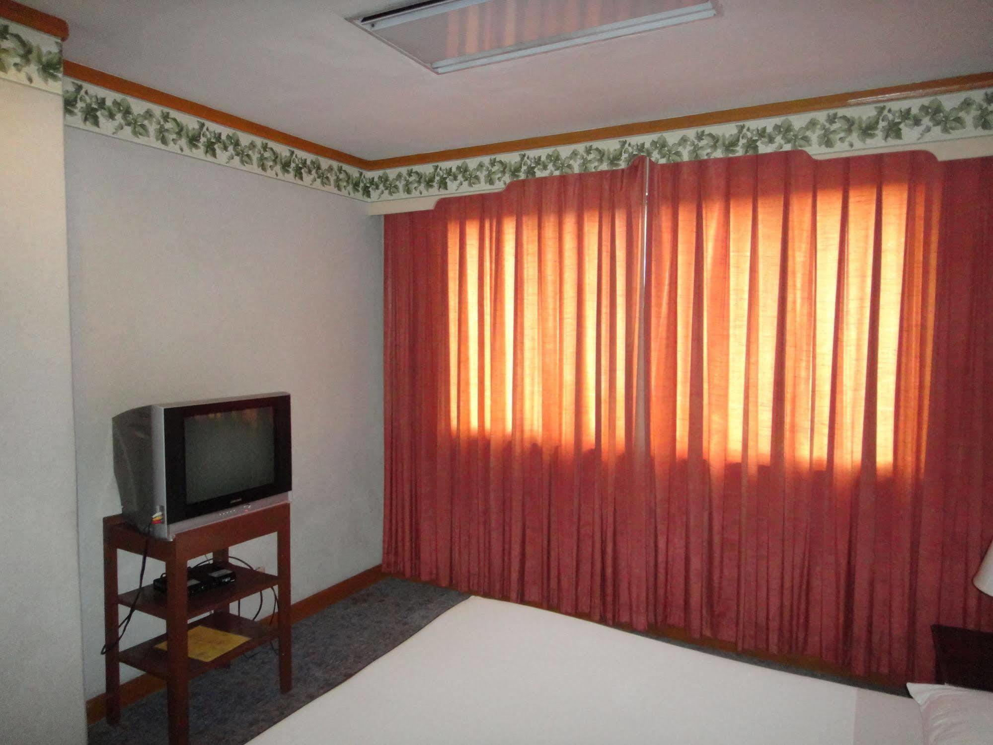 Holiday Plaza Hotel Cebu Stadt Exterior foto