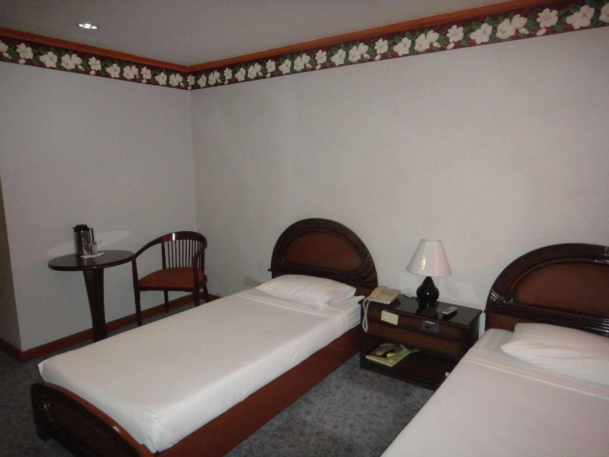 Holiday Plaza Hotel Cebu Stadt Exterior foto