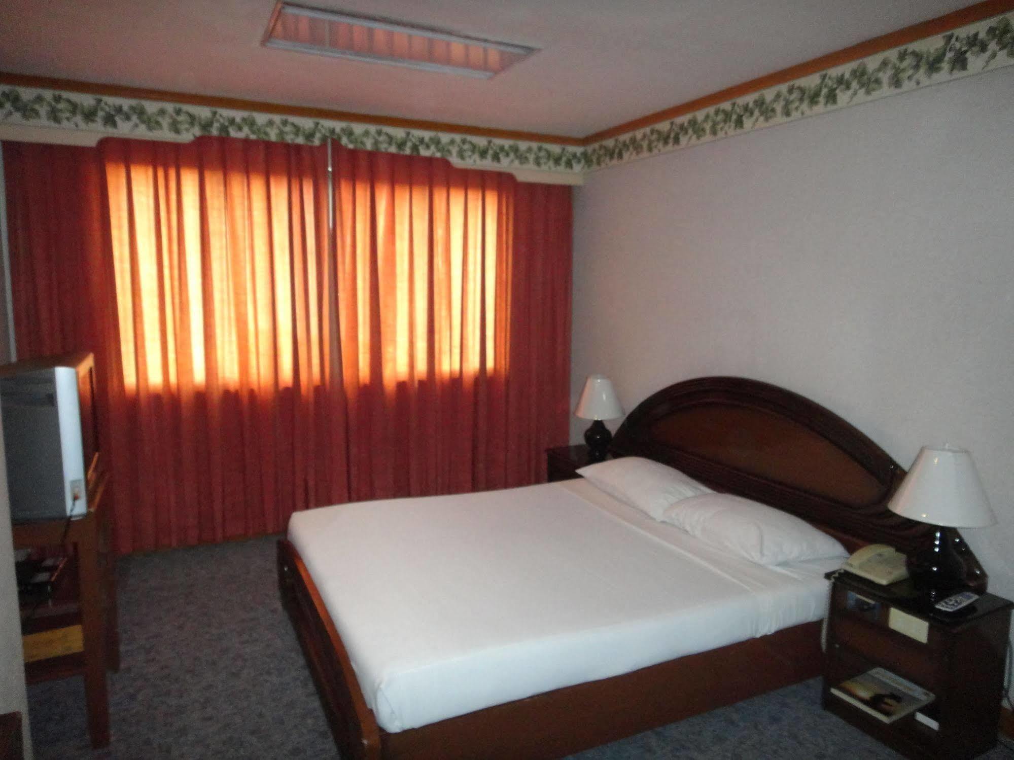 Holiday Plaza Hotel Cebu Stadt Exterior foto