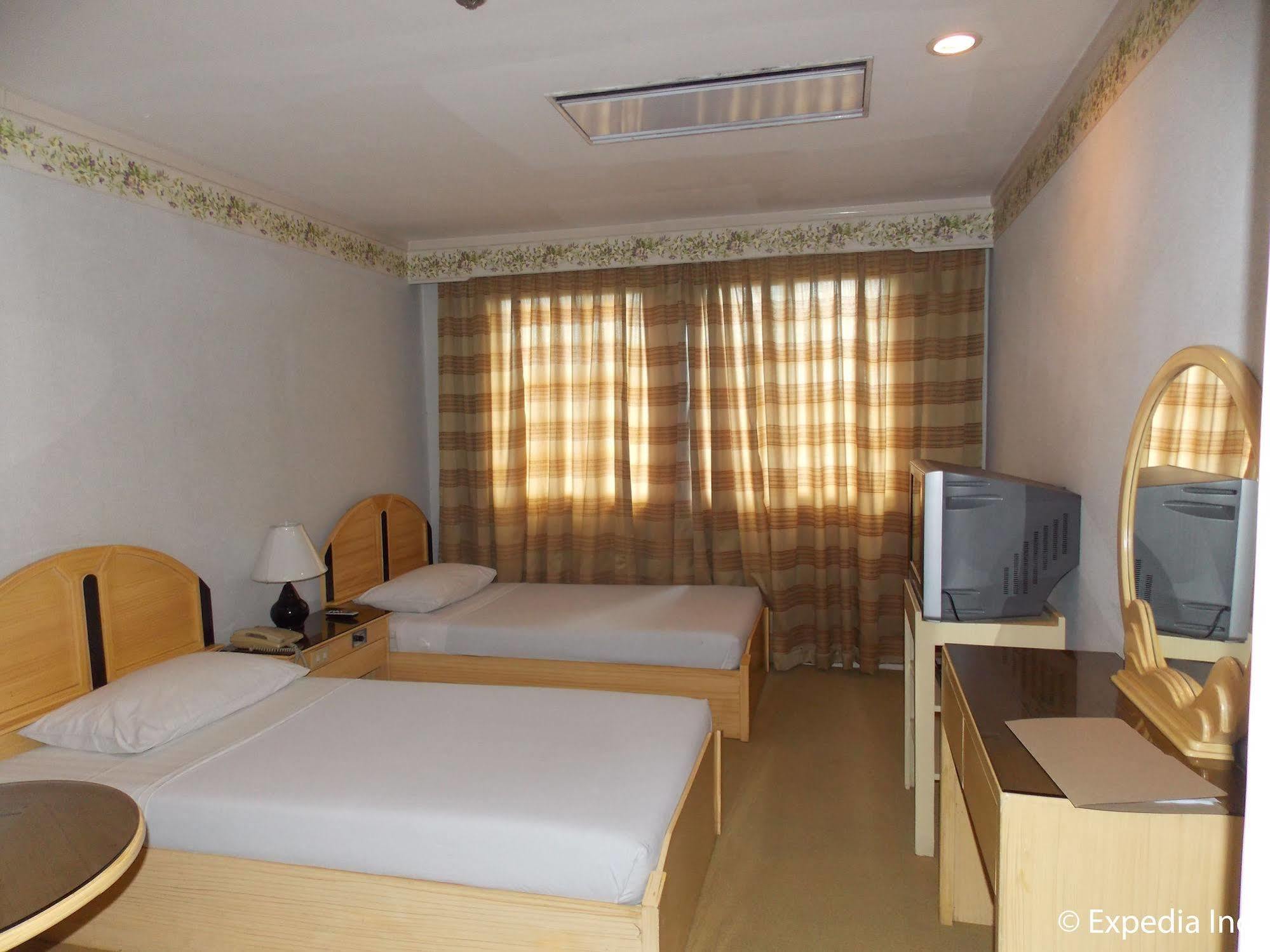 Holiday Plaza Hotel Cebu Stadt Exterior foto