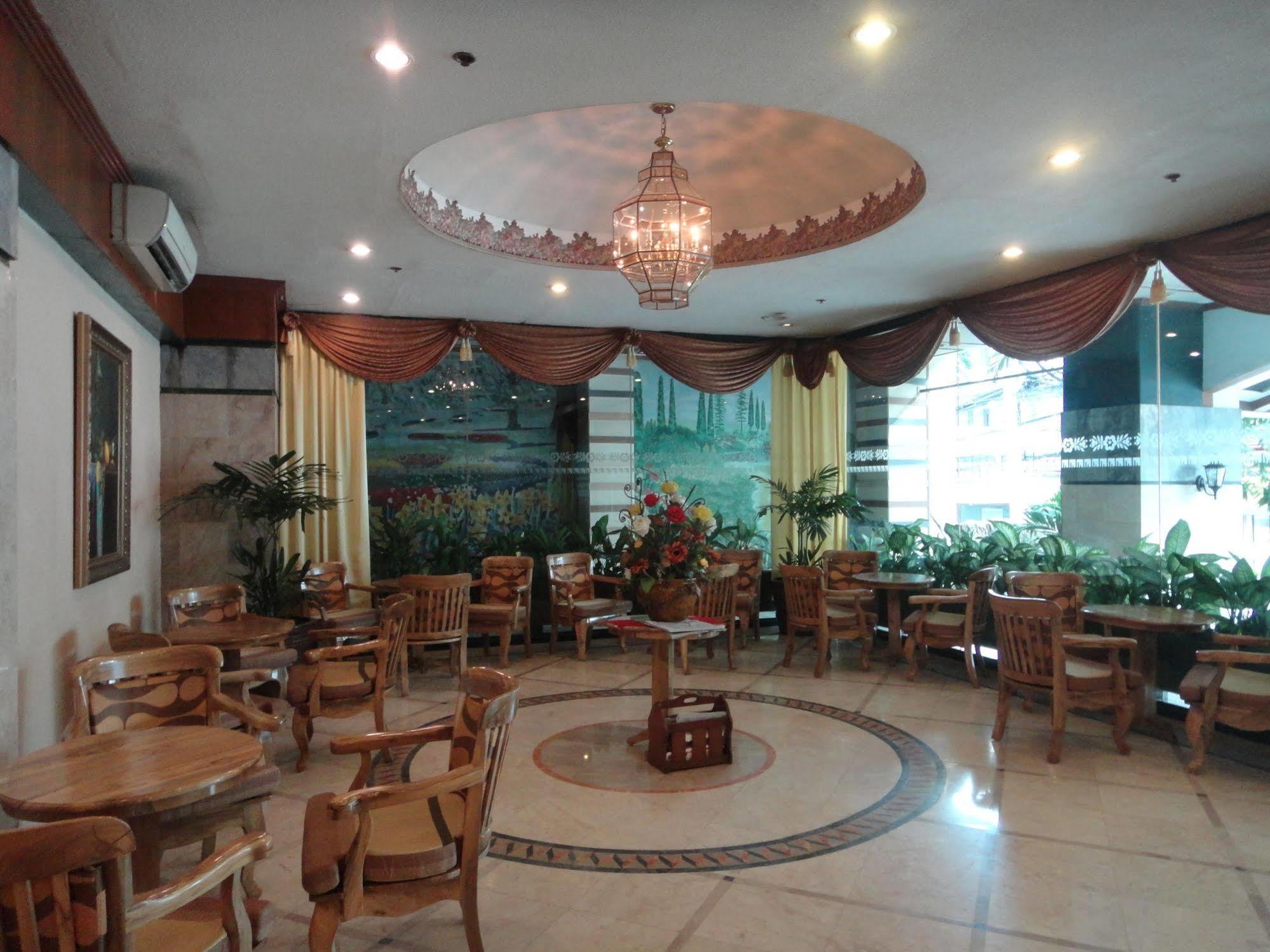 Holiday Plaza Hotel Cebu Stadt Exterior foto
