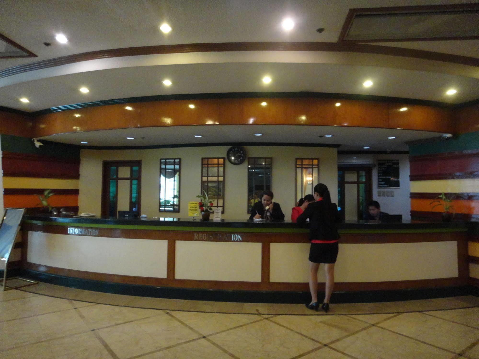 Holiday Plaza Hotel Cebu Stadt Exterior foto