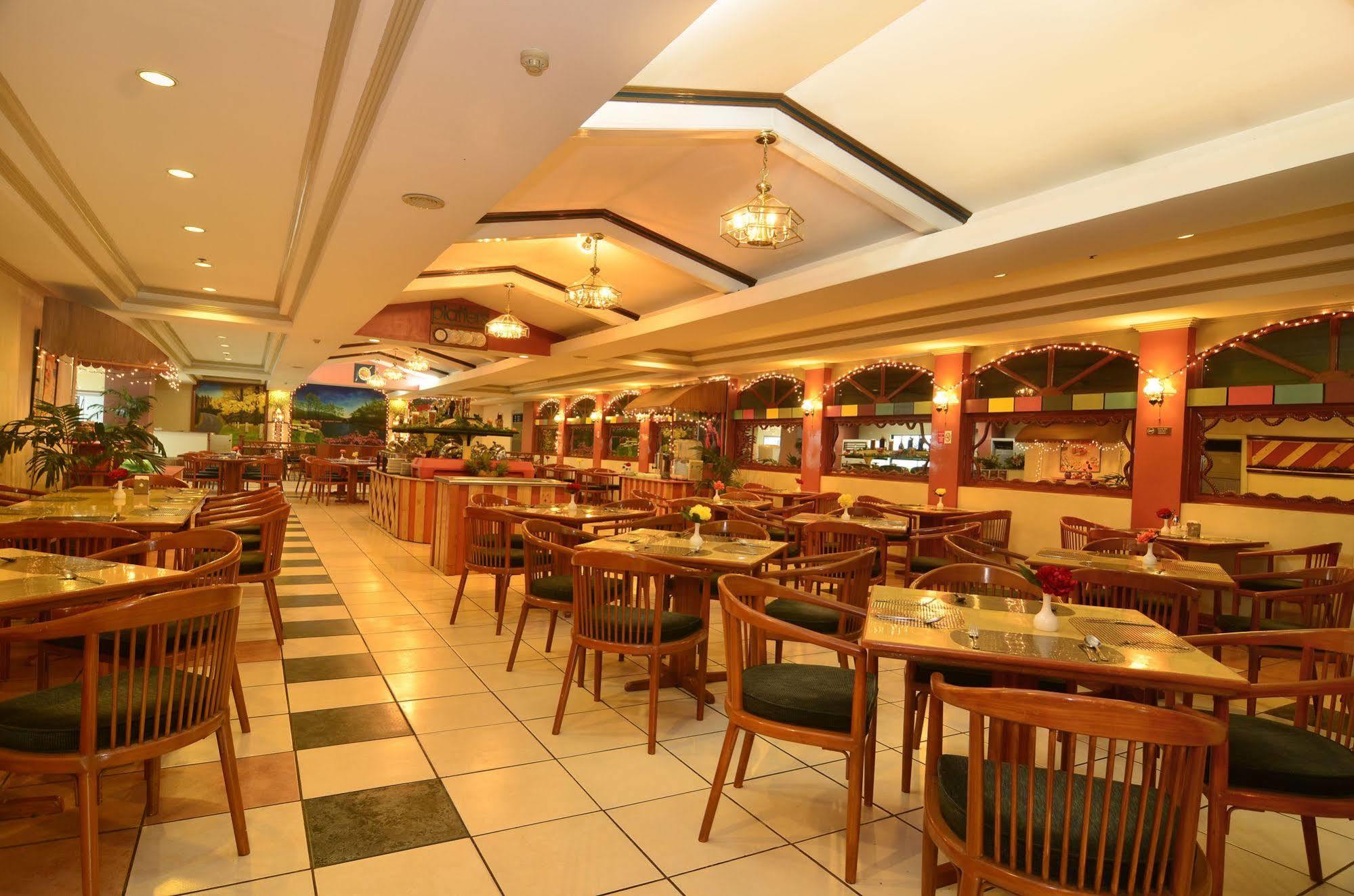 Holiday Plaza Hotel Cebu Stadt Exterior foto