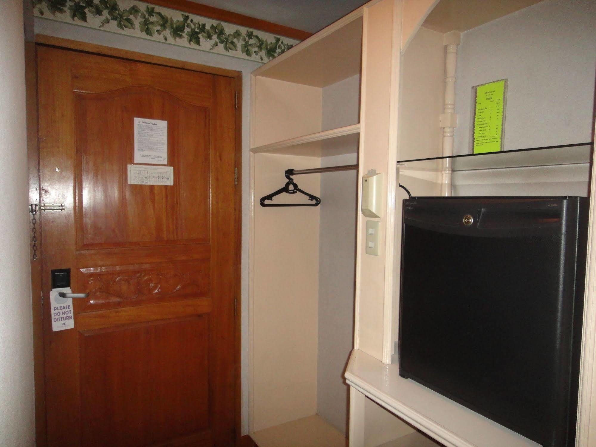 Holiday Plaza Hotel Cebu Stadt Exterior foto