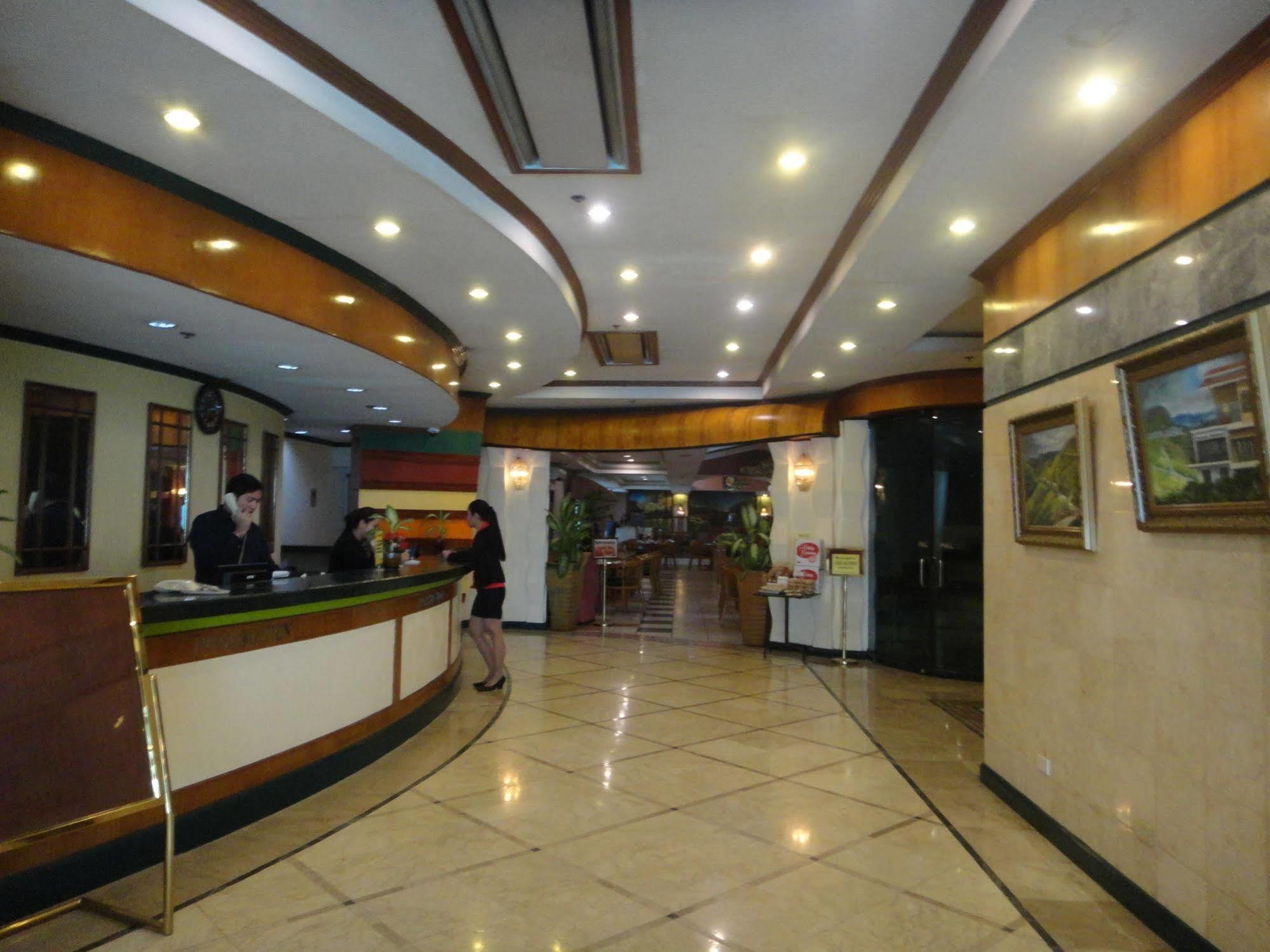 Holiday Plaza Hotel Cebu Stadt Exterior foto