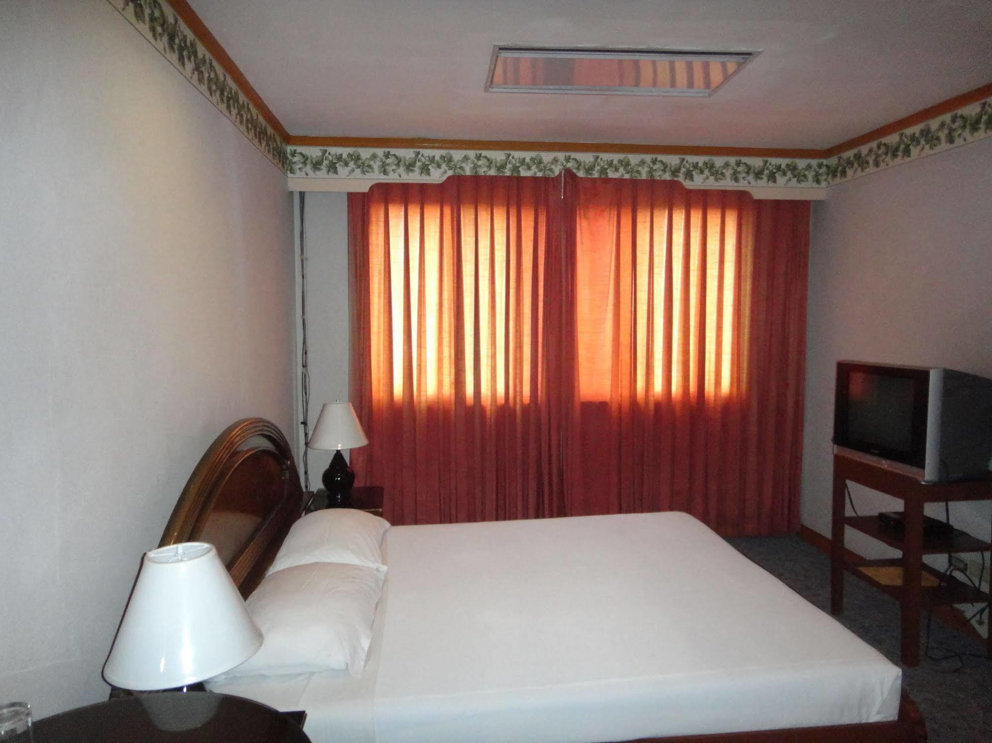 Holiday Plaza Hotel Cebu Stadt Exterior foto